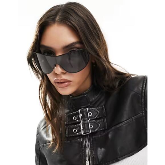 Quay x Guizio Balance Matte Black Smoke Lens Shield Frame Sunglasses - Picture 3 of 8